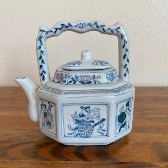 Vintage Porcelain Chinoiserie Octagon Shaped Blue and White Floral Teapot - Picture 1 of 7